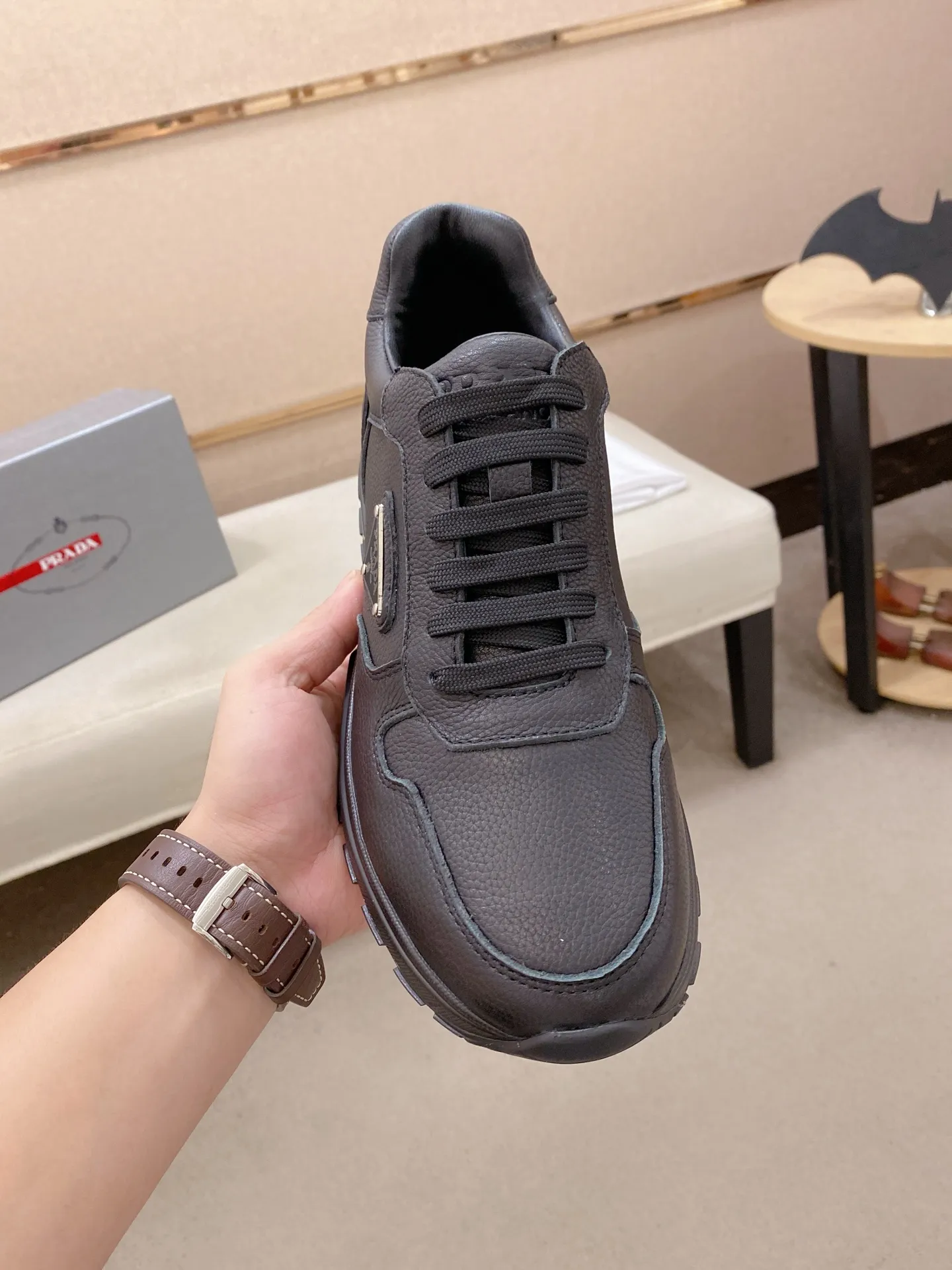 Factory price 560💰(High version) New Prada (Prada) high-top counters are on the market at the same time, new men's shoes, 😘fabrics are selected from waterproof technical cloth. First layer cowhide lining. 👍🏿Original molded anti-slip rubber outsole, with exquisite lines, simple and elegant, comfortable and high-end for leisure travel. Number of yards: 38 to 44. (Can be customized for 45.46.)